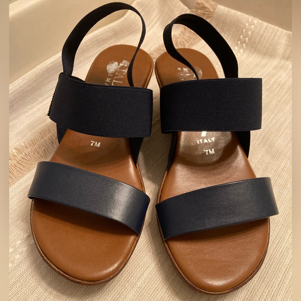 Italian Shoemaker navy sandals with elastic straps, size 7